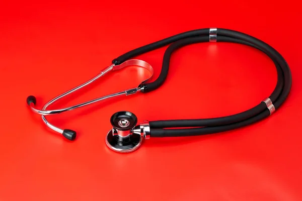 Stetoskop Instrumenty Medyczne Makro Białym Tle Czerwonym Tle — Zdjęcie stockowe