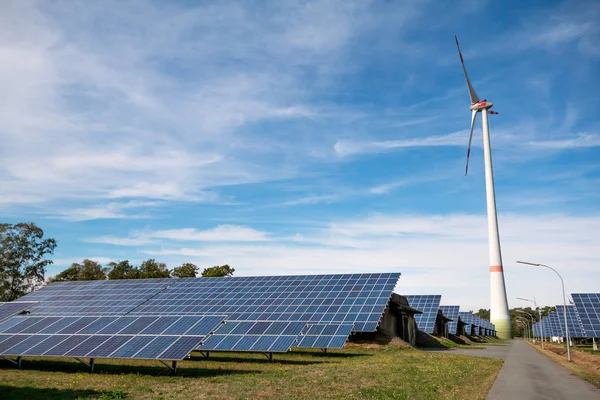 Painel de energia solar célula fotovoltaica e turbina eólica fazenda — Fotografia de Stock