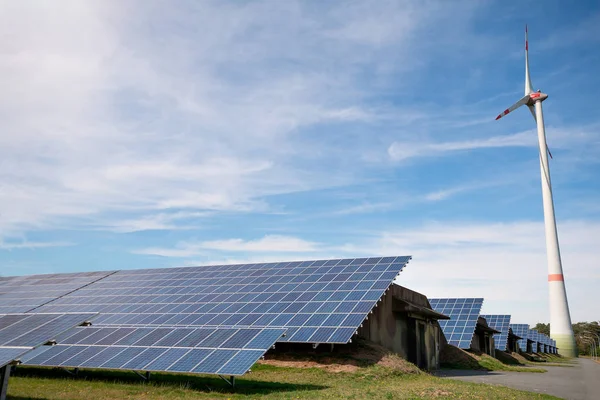 Painel de energia solar célula fotovoltaica e turbina eólica fazenda — Fotografia de Stock