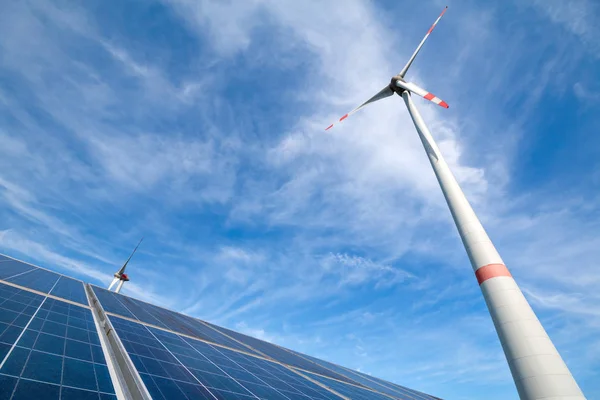 Солнечные батареи фотоэлектрических элементов и ветряных турбин фермы — стоковое фото