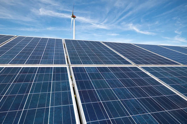 Солнечные батареи фотоэлектрических элементов и ветряных турбин фермы — стоковое фото