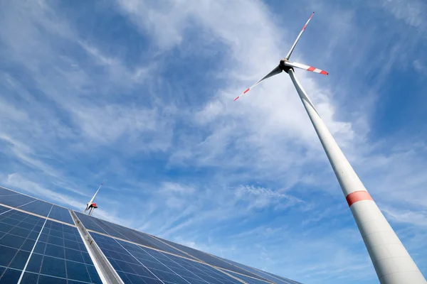 Zonne-energie paneel fotovoltaïsche cel en windturbine bedrijf — Stockfoto