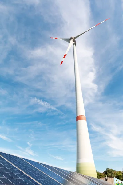 Zonne-energie paneel fotovoltaïsche cel en windturbine bedrijf — Stockfoto