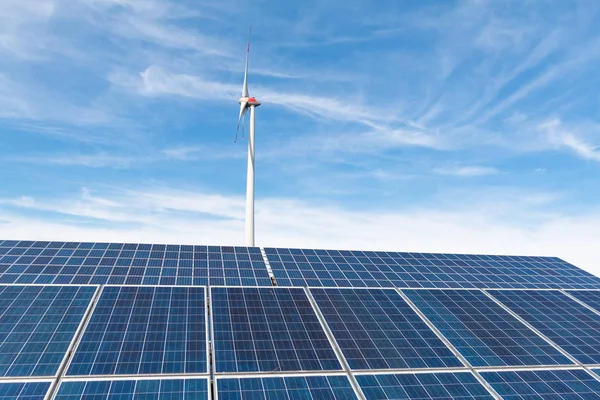 Panel de energía solar célula fotovoltaica y parque eólico —  Fotos de Stock