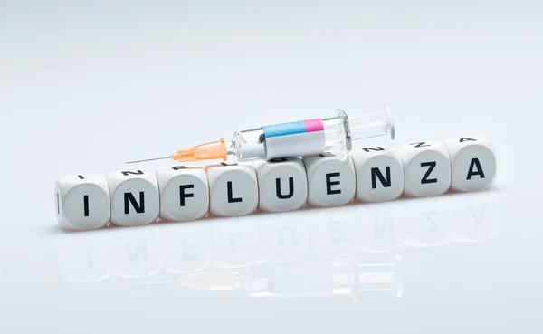 Grip Aşısı Şırıngası Metinli Küp Üzerinde Yatıyor — Stok fotoğraf
