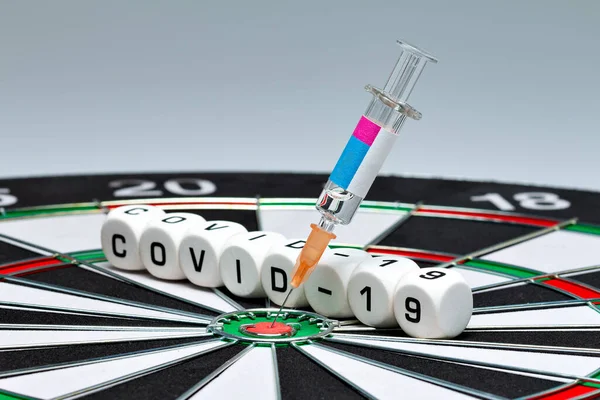 Covid Syringe Dartboard 로열티 프리 스톡 사진