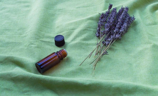 Lavanta çiçekleri ve cam şişe