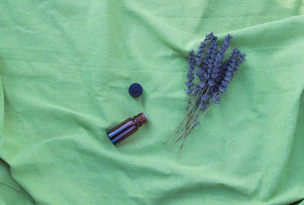 Lavanta çiçekleri ve cam şişe