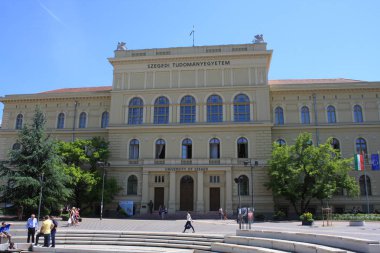 Szeged Üniversitesi Dugonics Meydanı Szeged'ön planda çeşme ile.