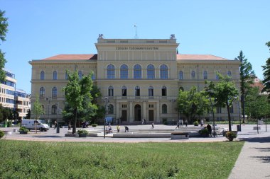 Szeged Üniversitesi Dugonics Meydanı Szeged'ön planda çeşme ile.
