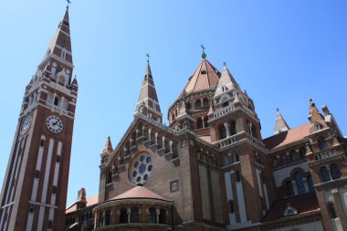 Votive Kilisesi ve Macaristan Our Lady of Katedrali Segedin, Macaristan için ikiz spired Roma Katolik Katedrali var. Domotor Kulesi yanında Dom Ter meydanında yatıyor.