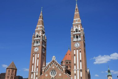 Votive Kilisesi ve Macaristan Our Lady of Katedrali Segedin, Macaristan için ikiz spired Roma Katolik Katedrali var. Domotor Kulesi yanında Dom Ter meydanında yatıyor.