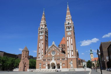 Votive Kilisesi ve Macaristan Our Lady of Katedrali Segedin, Macaristan için ikiz spired Roma Katolik Katedrali var. Domotor Kulesi yanında Dom Ter meydanında yatıyor.