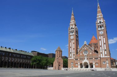 Votive Kilisesi ve Macaristan Our Lady of Katedrali Segedin, Macaristan için ikiz spired Roma Katolik Katedrali var. Domotor Kulesi yanında Dom Ter meydanında yatıyor.