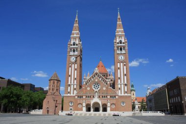 Votive Kilisesi ve Macaristan Our Lady of Katedrali Segedin, Macaristan için ikiz spired Roma Katolik Katedrali var. Domotor Kulesi yanında Dom Ter meydanında yatıyor.