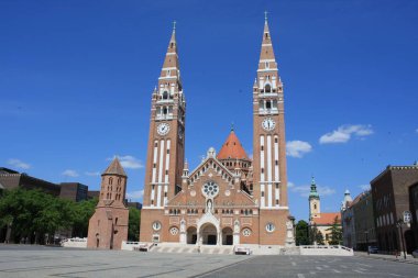 Votive Kilisesi ve Macaristan Our Lady of Katedrali Segedin, Macaristan için ikiz spired Roma Katolik Katedrali var. Domotor Kulesi yanında Dom Ter meydanında yatıyor.