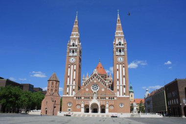 Votive Kilisesi ve Macaristan Our Lady of Katedrali Segedin, Macaristan için ikiz spired Roma Katolik Katedrali var. Domotor Kulesi yanında Dom Ter meydanında yatıyor.