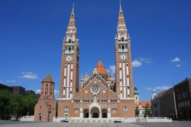 Votive Kilisesi ve Macaristan Our Lady of Katedrali Segedin, Macaristan için ikiz spired Roma Katolik Katedrali var. Domotor Kulesi yanında Dom Ter meydanında yatıyor.