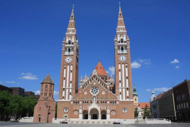 Votive Kilisesi ve Macaristan Our Lady of Katedrali Segedin, Macaristan için ikiz spired Roma Katolik Katedrali var. Domotor Kulesi yanında Dom Ter meydanında yatıyor.