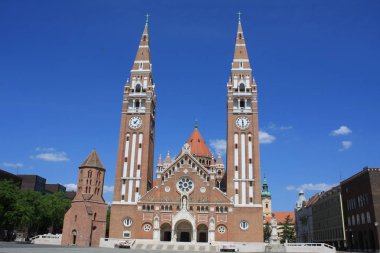 Votive Kilisesi ve Macaristan Our Lady of Katedrali Segedin, Macaristan için ikiz spired Roma Katolik Katedrali var. Domotor Kulesi yanında Dom Ter meydanında yatıyor.