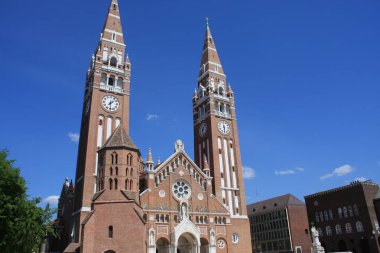 Votive Kilisesi ve Macaristan Our Lady of Katedrali Segedin, Macaristan için ikiz spired Roma Katolik Katedrali var. Domotor Kulesi yanında Dom Ter meydanında yatıyor.
