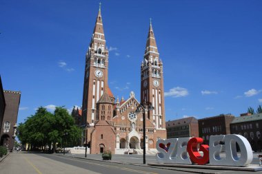 Votive Kilisesi ve Macaristan Our Lady of Katedrali Segedin, Macaristan için ikiz spired Roma Katolik Katedrali var. Domotor Kulesi yanında Dom Ter meydanında yatıyor.