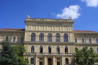 Szeged Üniversitesi Dugonics Meydanı Szeged'ön planda çeşme ile.