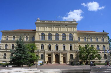 Szeged Üniversitesi Dugonics Meydanı Szeged'ön planda çeşme ile.
