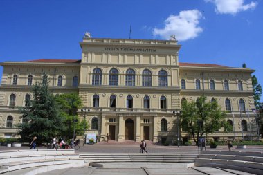 Szeged Üniversitesi Dugonics Meydanı Szeged'ön planda çeşme ile.