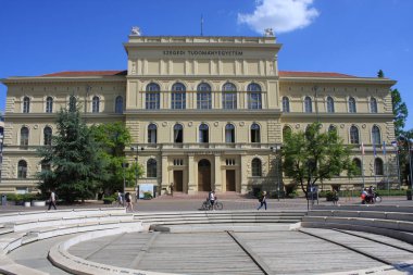Szeged Üniversitesi Dugonics Meydanı Szeged'ön planda çeşme ile.