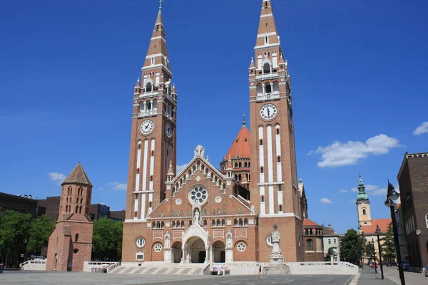 Votive Kilisesi ve Macaristan Our Lady of Katedrali Segedin, Macaristan için ikiz spired Roma Katolik Katedrali var. Domotor Kulesi yanında Dom Ter meydanında yatıyor.