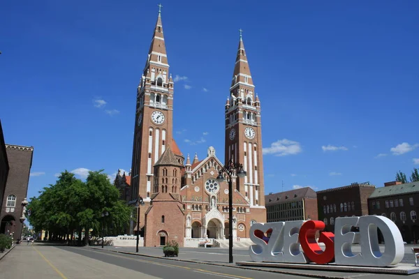 Votive Kilisesi ve Macaristan Our Lady of Katedrali Segedin, Macaristan için ikiz spired Roma Katolik Katedrali var. Domotor Kulesi yanında Dom Ter meydanında yatıyor.