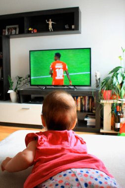 TV'de futbol izlerken kız bebek