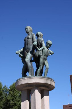 Heykelinin önünde Belediye Binası Oslo - Radhuset, Norveç.