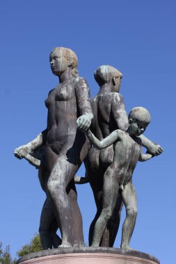Heykelinin önünde Belediye Binası Oslo - Radhuset, Norveç.