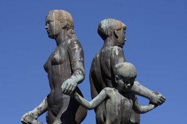 Heykelinin önünde Belediye Binası Oslo - Radhuset, Norveç.