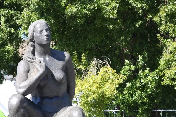 Статуя Перед Мэрией Осло Радхусет Норвегия — стоковое фото