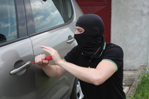 Автоугонщик пытается влезть в машину с отверткой
.
