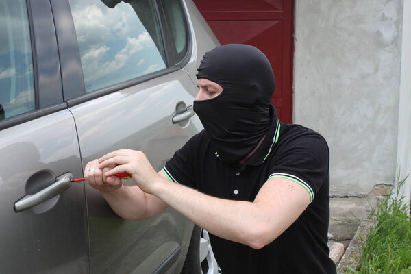 Автоугонщик пытается влезть в машину с отверткой
.