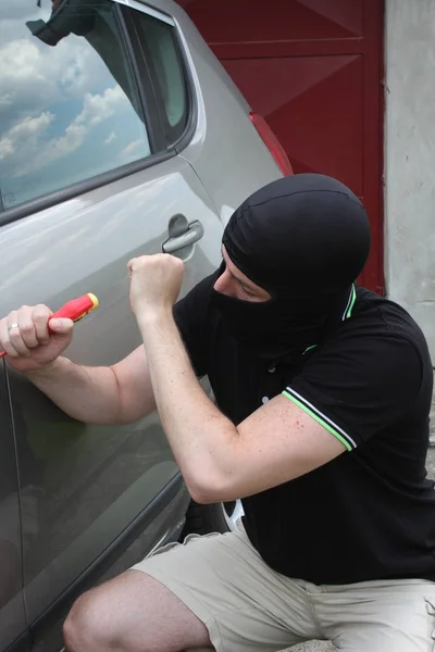 Ladrón Coches Tratando Entrar Coche Con Destornillador — Foto de Stock