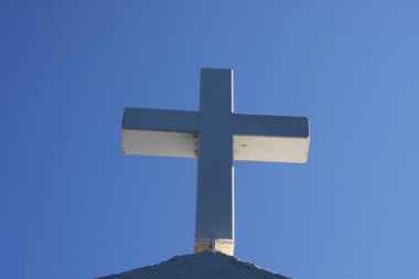 Kiklad Rum Ortodoks Kilisesi Paros Adası, Yunanistan. Mavi gökyüzü karşı çapraz beyaz