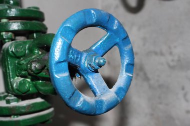 Kılavuzun yakın mavi metal küresel vana ve boru endüstriyel cihazı kullanma