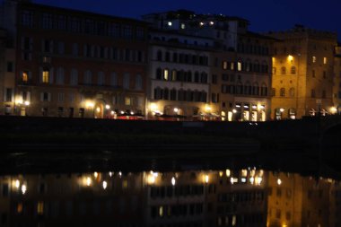 Floransa, İtalya: 2 Mayıs 2018 - Arno Nehri yansıması gece, Florence, İtalya.