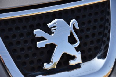 Roma, İtalya: Aralık 2, 2018 - Peugeot büyük tabelada Roma modern Pegueot 3008