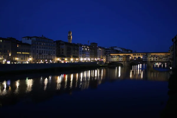 Firenze Maggio 2018 Famoso Ponte Vecchio Con Riflessione Notturna Sull — Foto Stock