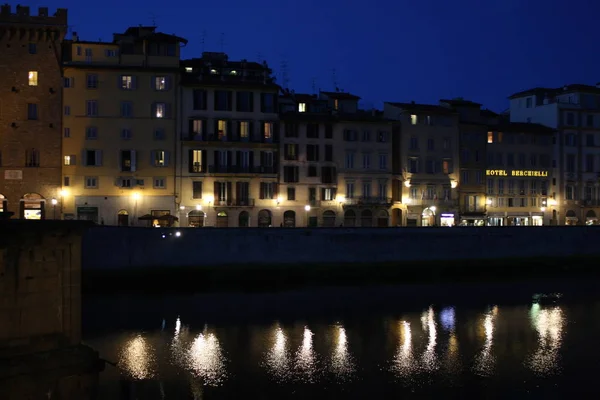 Firenze Maggio 2018 Famoso Ponte Vecchio Con Riflessione Notturna Sull — Foto Stock