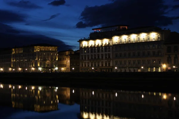 Florença Itália Maio 2018 Reflexão Rio Arno Noite Florença Itália — Fotografia de Stock