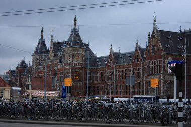 Amsterdam, Hollanda: 21 Ağustos 2019 - Hollanda 'daki Amsterdam istasyonunun sokak bisikletli görüntüsü