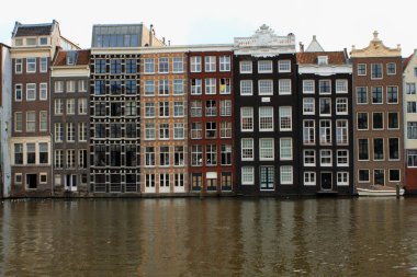 Amstel Nehri - görüntü ile Hollanda'nın Amsterdam görünümü.