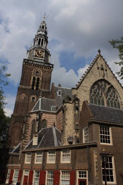Oude Kerk, Amsterdam 'daki en eski binadır. Heybetli kilise, Kırmızı Işık Bölgesi 'nin ortasında yer almaktadır..